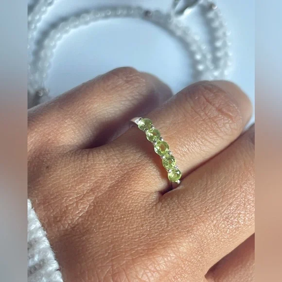 Beautiful 925 Sterling Silver Natural Peridot Band Ring, “VIBES” US: 5 - Picture 4 of 17